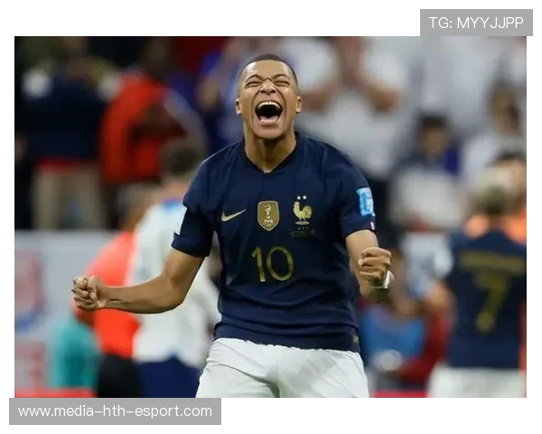 姆巴佩被拍到偷偷给小球迷让路,超暖