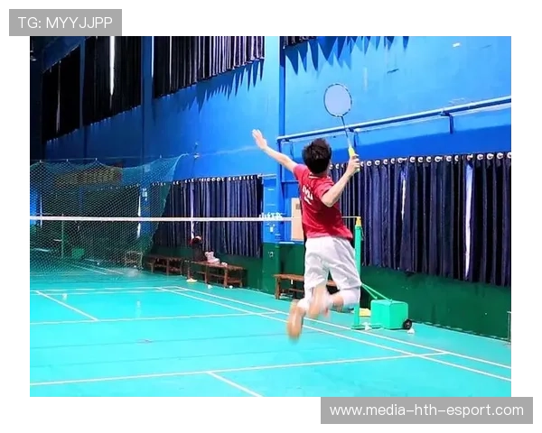 羽毛球少年跳杀跳到袜子滑脱，挑战极限激情与速度！